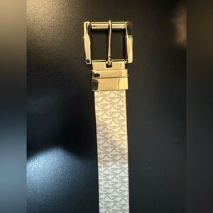 Michael Kors women's twist reversible belt Gen leather with a gold-tone buckle.